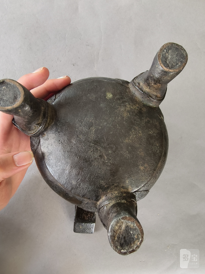 Two bronze incense burners, one on three legs, the second in the shape of a 'fang ding' - 图10